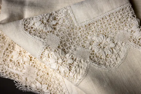 Mantel encaje y lino color crudo